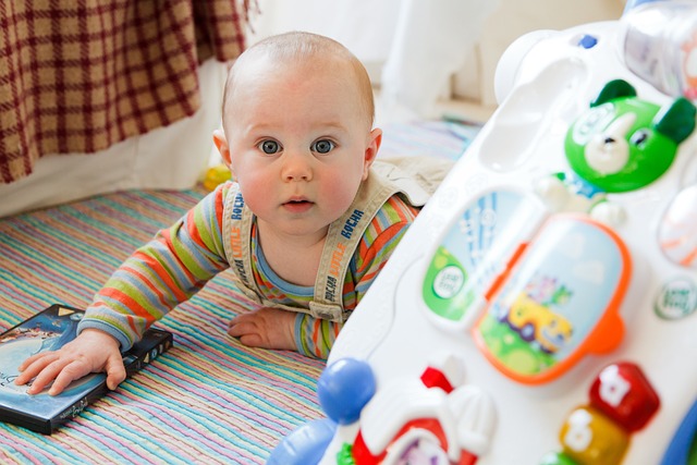 Een uitgebreide blik op babyspeelgoed: soorten, voordelen voor ontwikkeling, veiligheid en leeftijdsspecifieke keuze